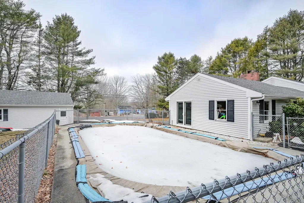 713 Gardiner Road Wiscasset ME 04578