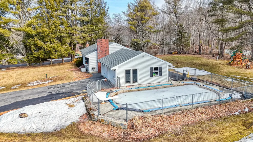 713 Gardiner Road Wiscasset ME 04578