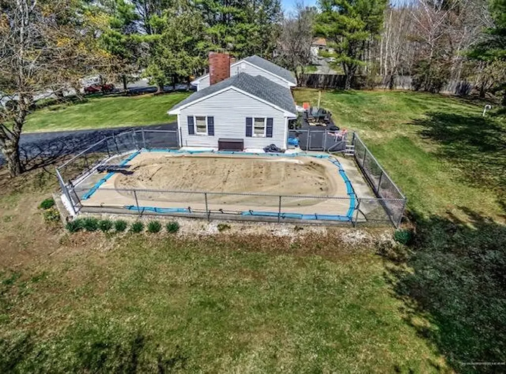 713 Gardiner Road Wiscasset ME 04578