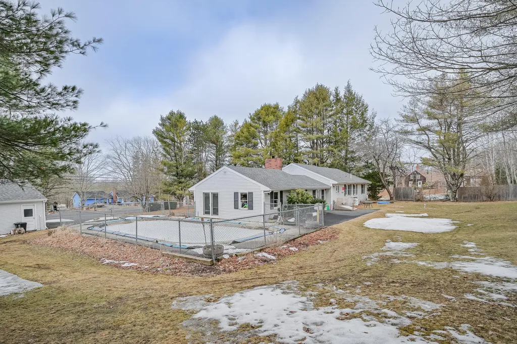 713 Gardiner Road Wiscasset ME 04578