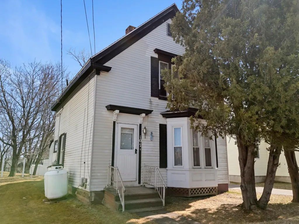 107 Broadway Rockland ME 04841