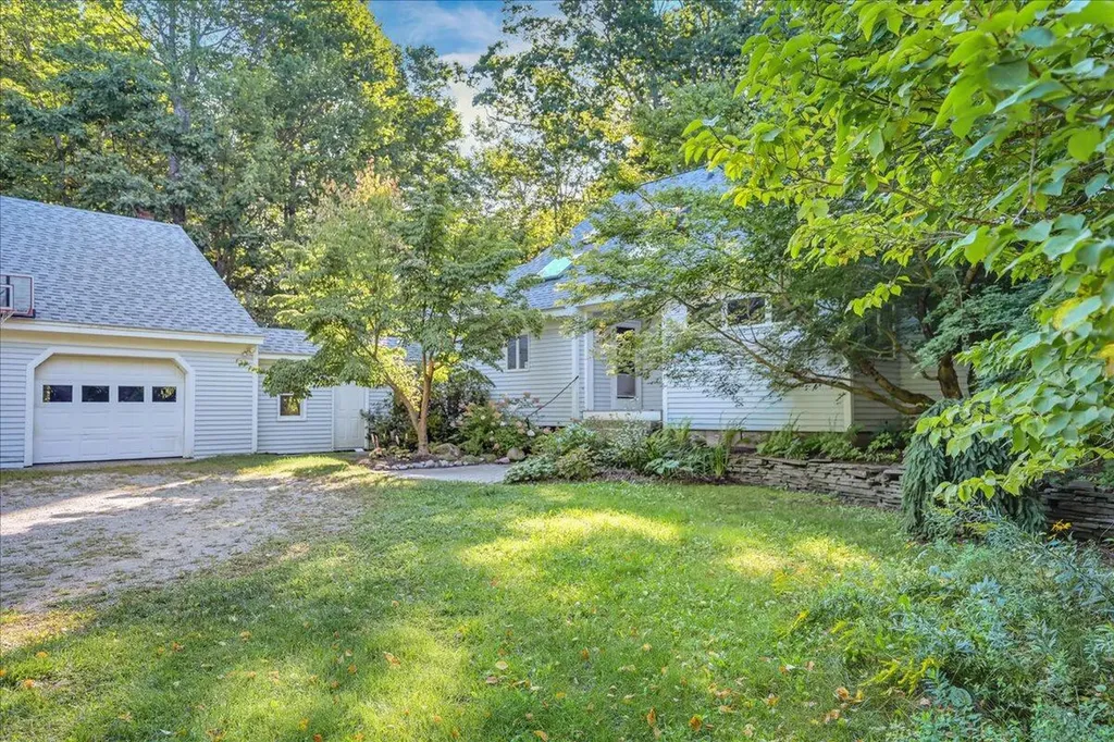 29 Penny Lane Blue Hill ME 04614