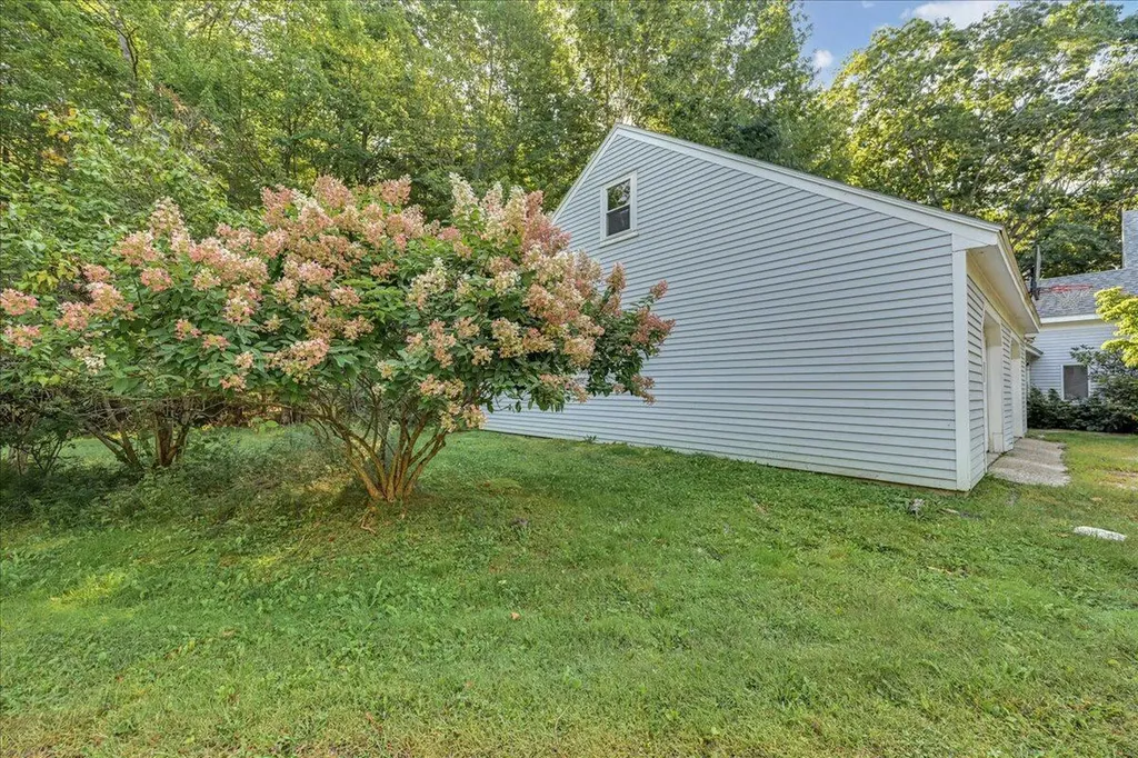 29 Penny Lane Blue Hill ME 04614