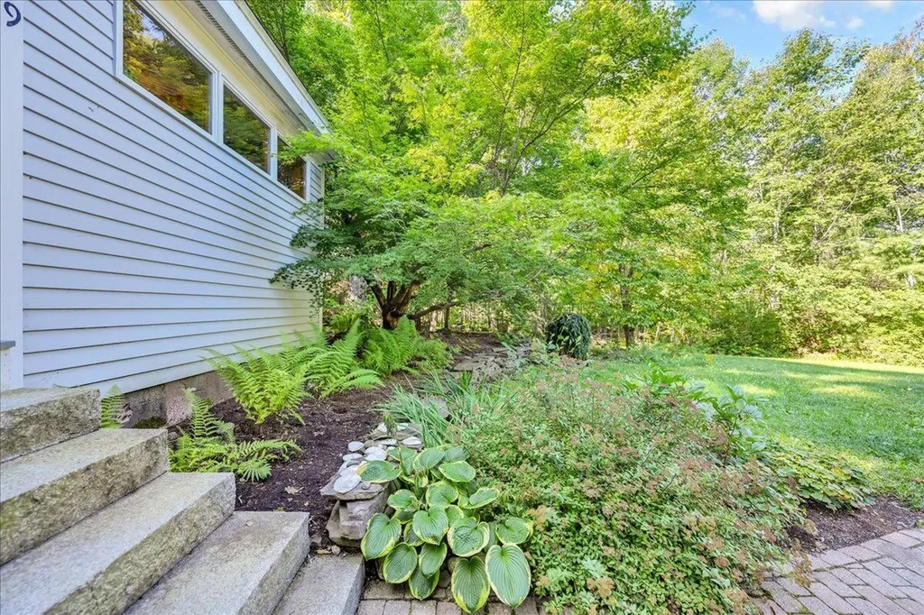 29 Penny Lane Blue Hill ME 04614