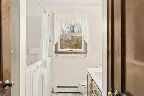 49 Old Carriage Road Auburn ME 04210