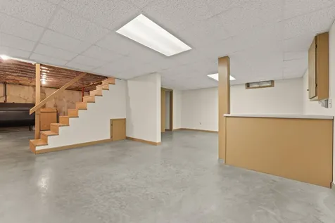 49 Old Carriage Road Auburn ME 04210