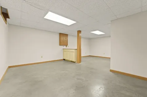 49 Old Carriage Road Auburn ME 04210