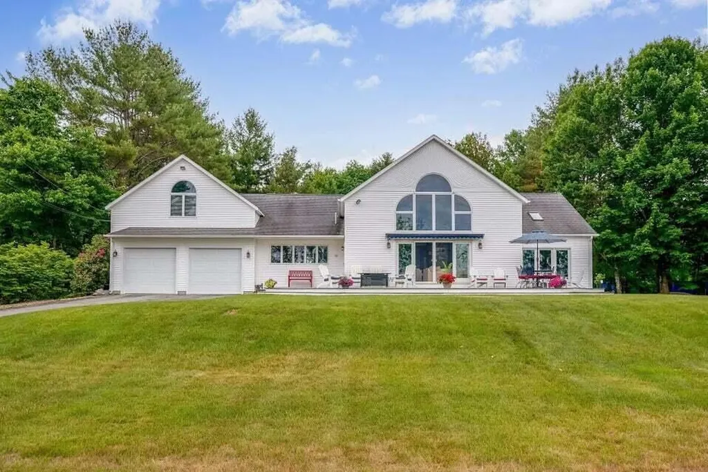 10 Beach Road Raymond ME 04071