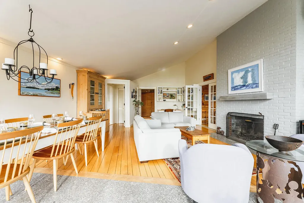 22 Hope Lane Brooklin ME 04616