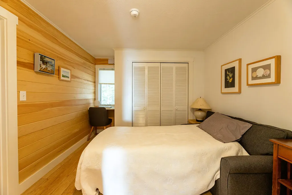 22 Hope Lane Brooklin ME 04616