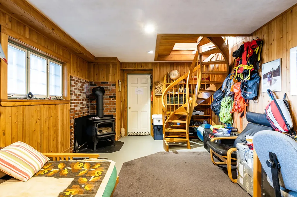 22 Hope Lane Brooklin ME 04616