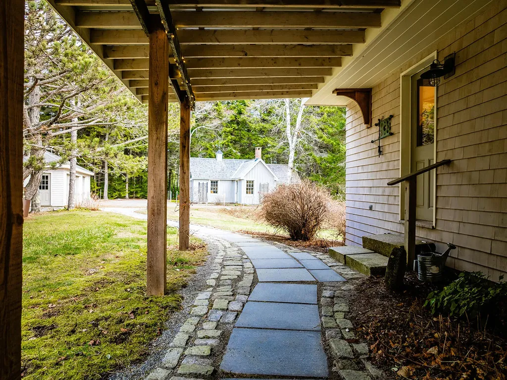 22 Hope Lane Brooklin ME 04616