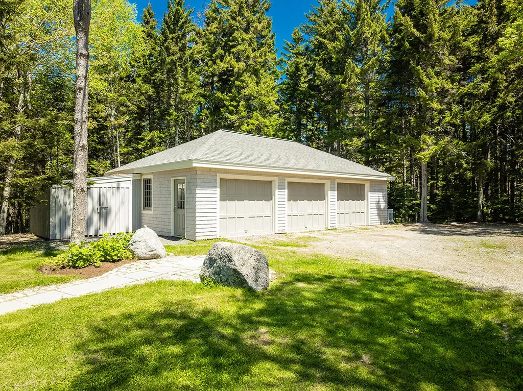 22 Hope Lane Brooklin ME 04616
