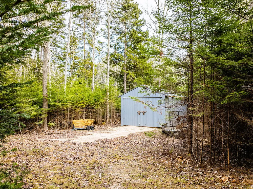 22 Hope Lane Brooklin ME 04616