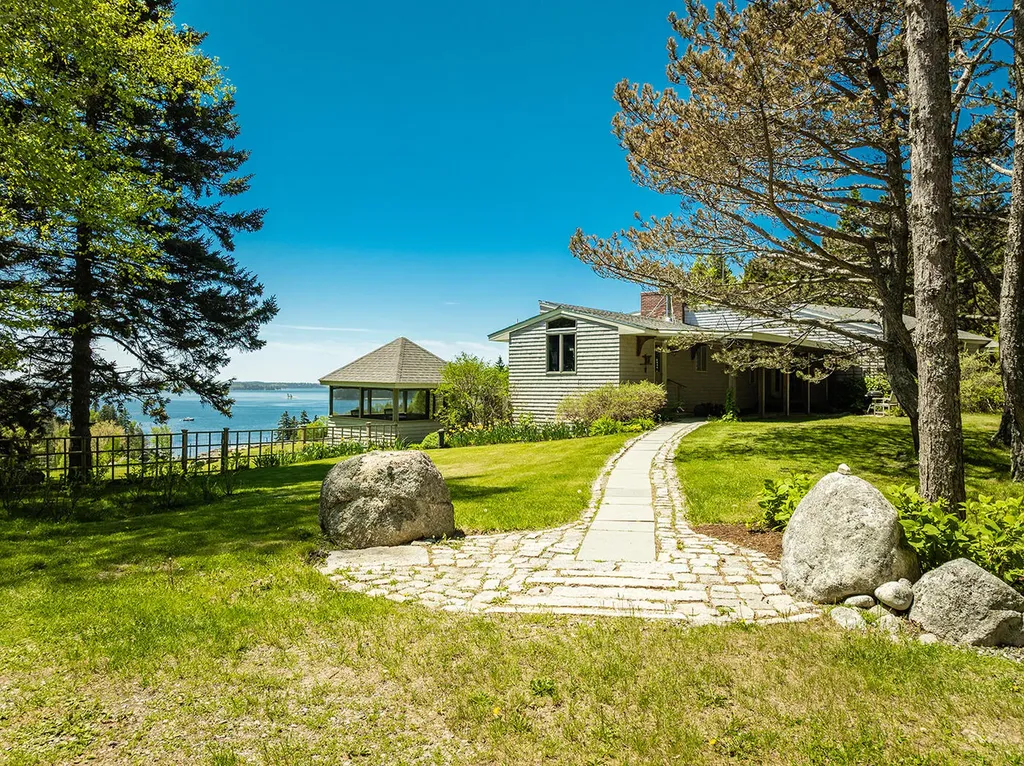 22 Hope Lane Brooklin ME 04616