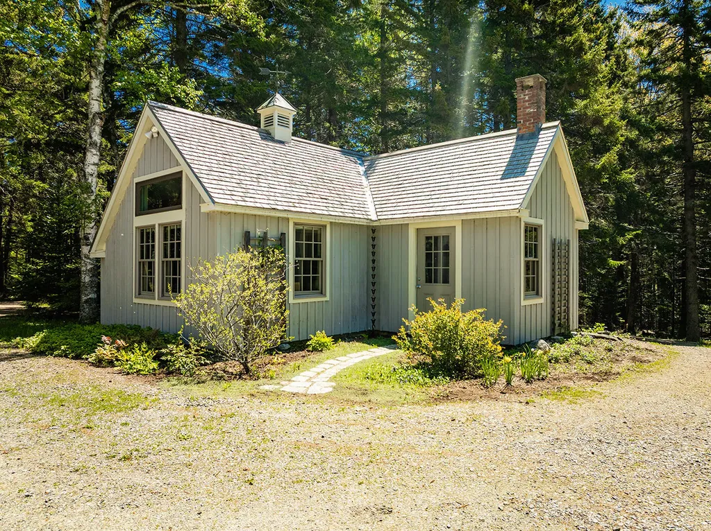 22 Hope Lane Brooklin ME 04616