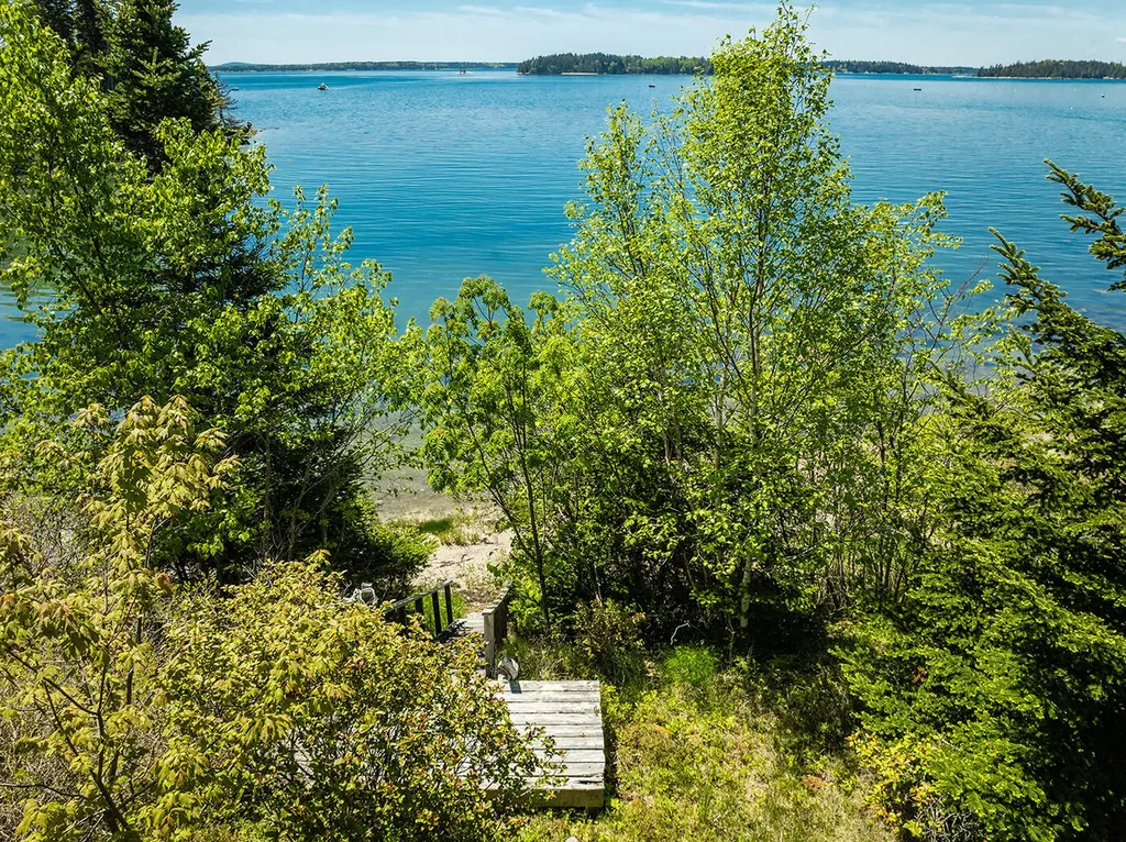 22 Hope Lane Brooklin ME 04616