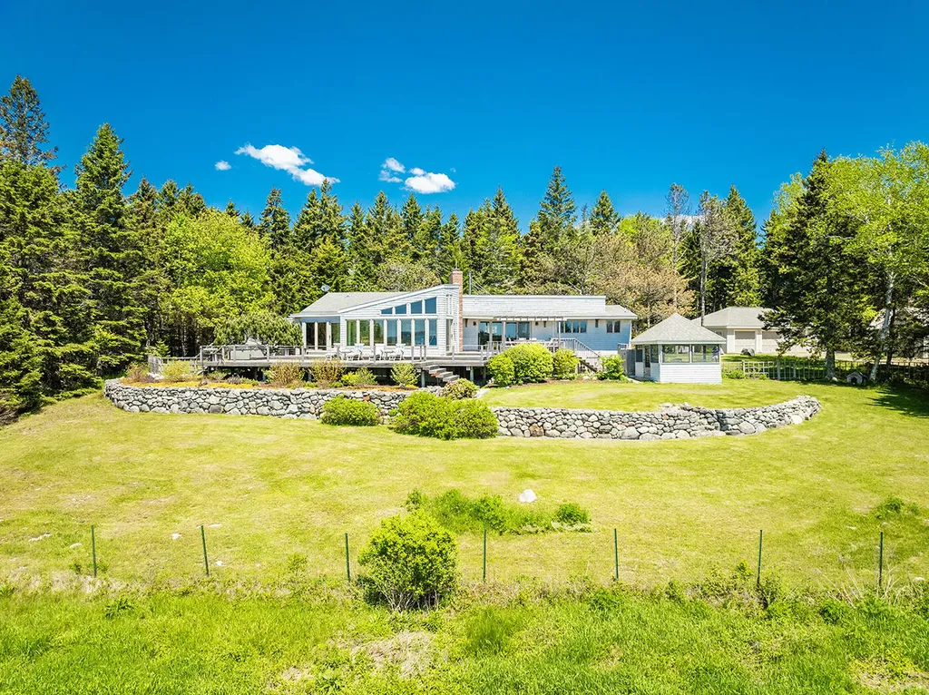 22 Hope Lane Brooklin ME 04616