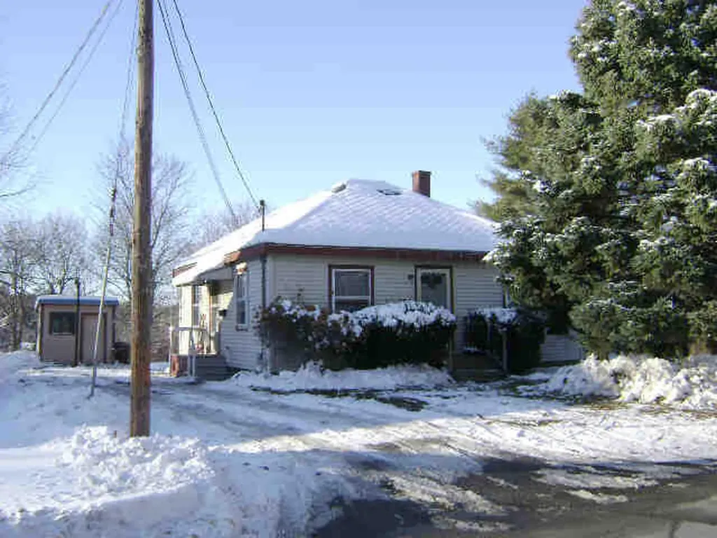 8 Hillcrest Street Gardiner ME 04345