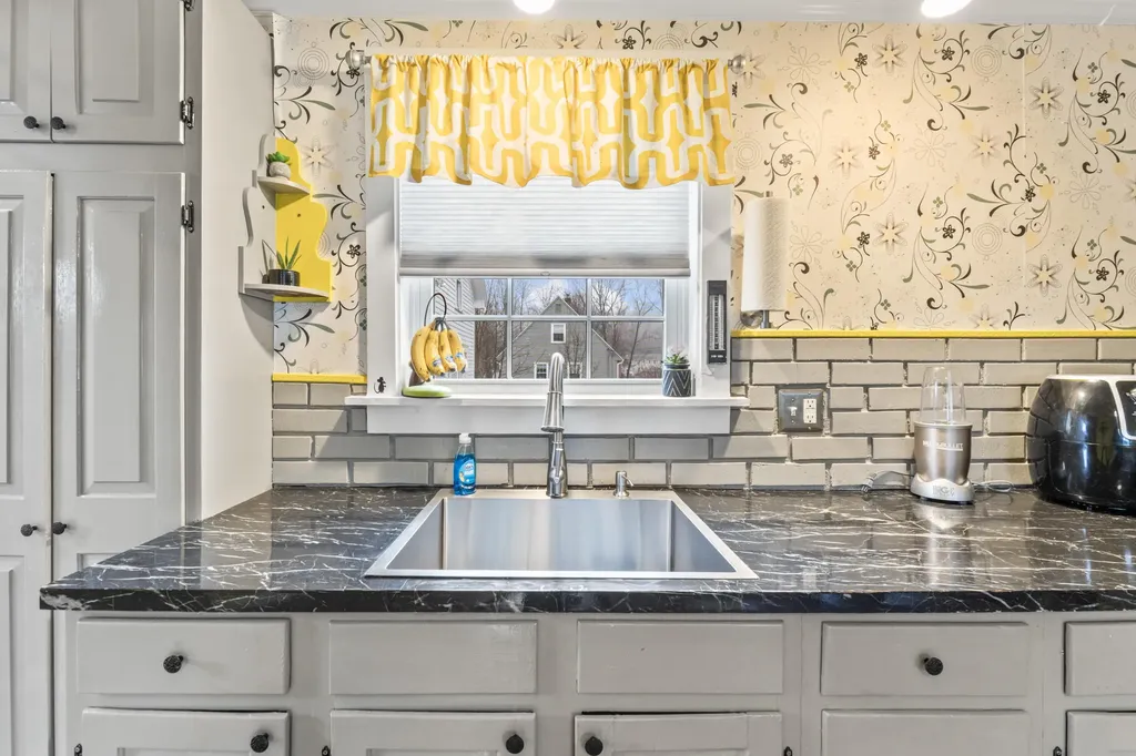 10 Grandview Avenue Sanford ME 04073