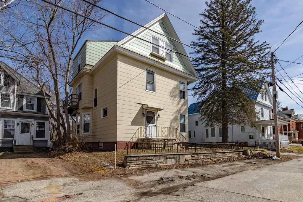 15 Arch Avenue Lewiston ME 04240