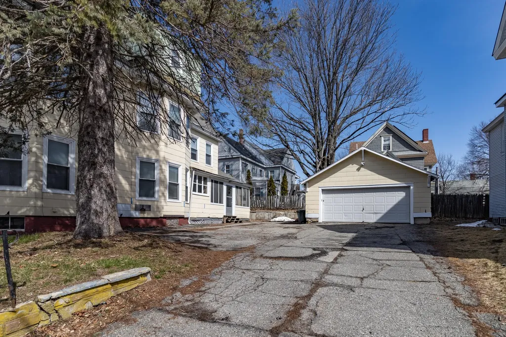 15 Arch Avenue Lewiston ME 04240