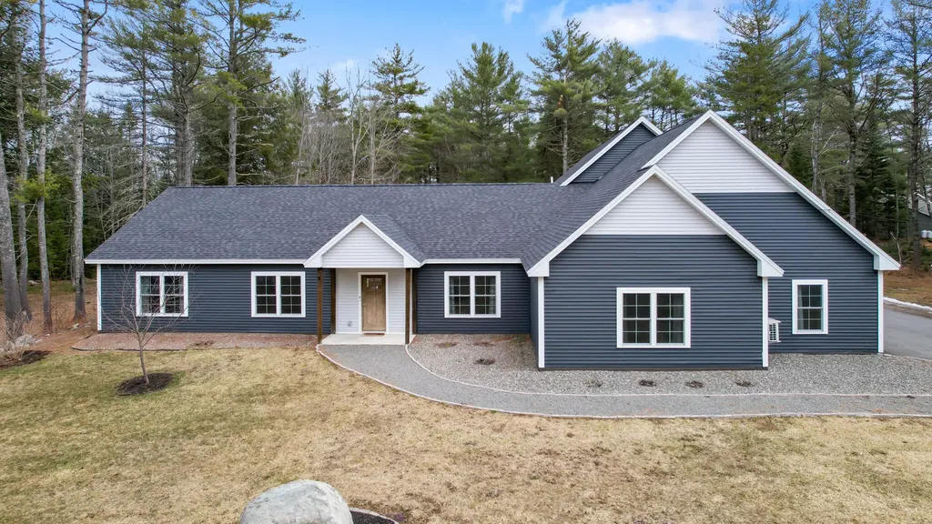 10 Graystone Drive Hampden ME 04444