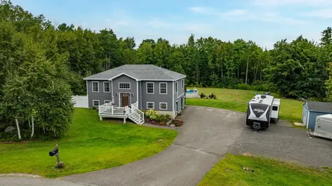 28 Carriage Lane Hermon ME 04401