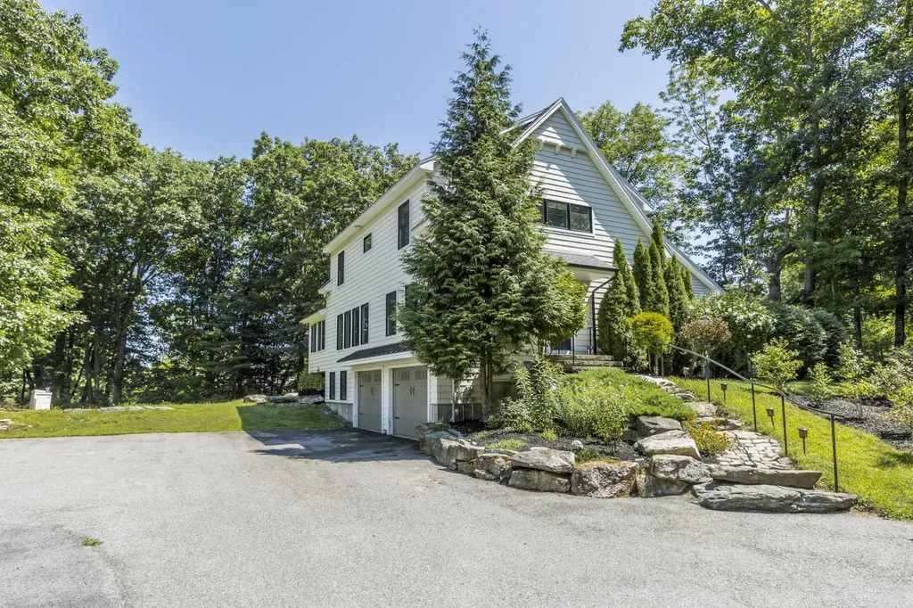 8 Emerald Pond Falmouth ME 04105