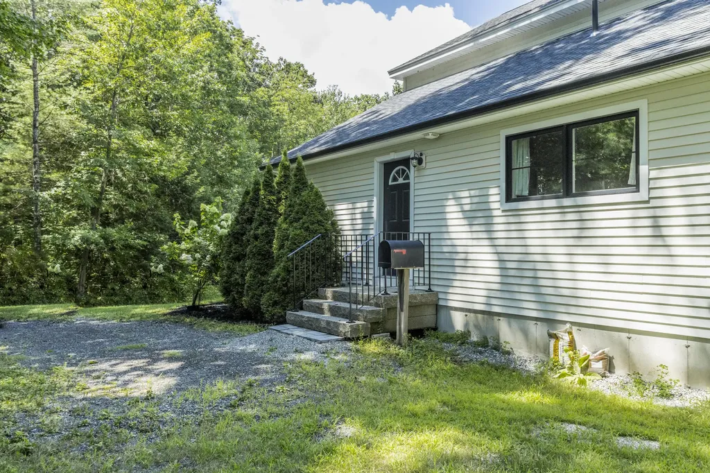 8 Emerald Pond Falmouth ME 04105