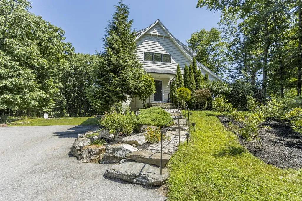 8 Emerald Pond Falmouth ME 04105