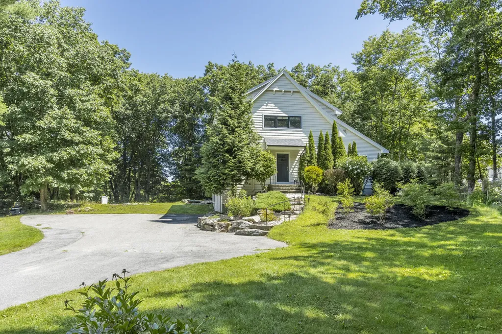 8 Emerald Pond Falmouth ME 04105