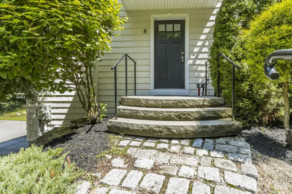 8 Emerald Pond Falmouth ME 04105