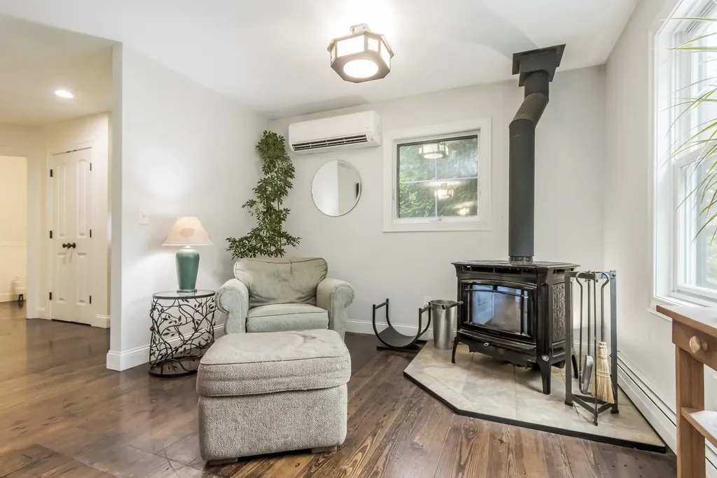 8 Emerald Pond Falmouth ME 04105