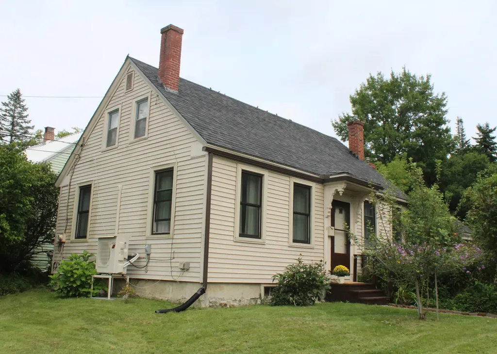 8 West Street Gardiner ME 04345