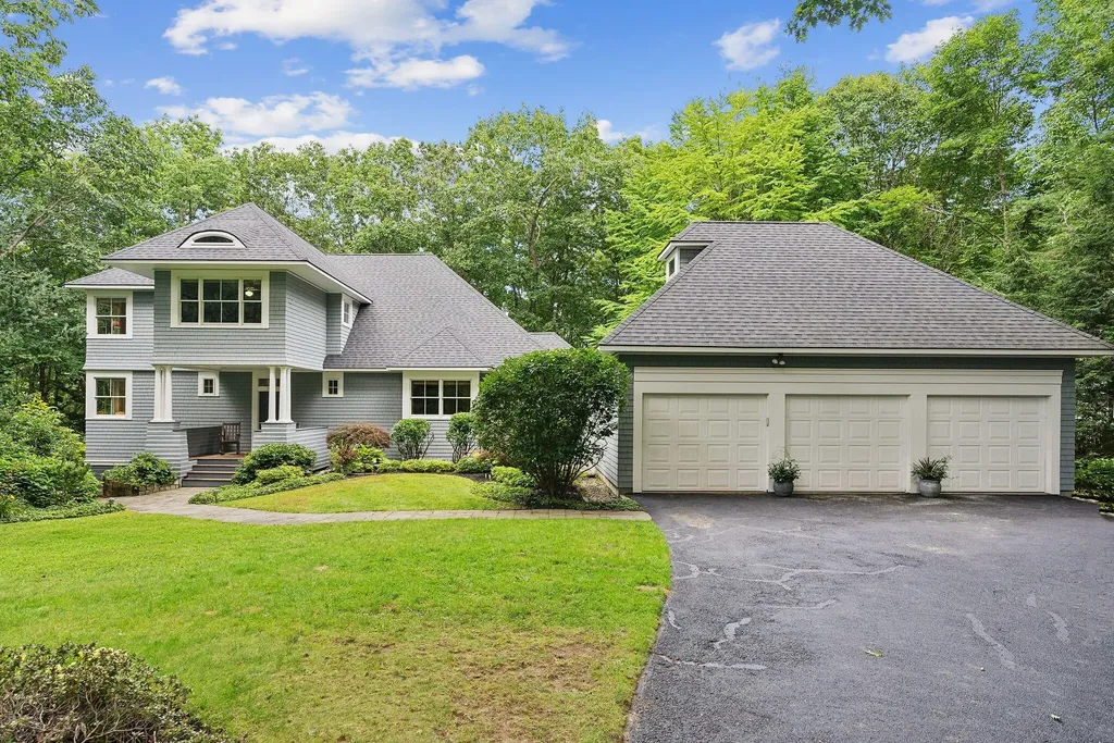 26 Lower Falls Road Falmouth ME 04105