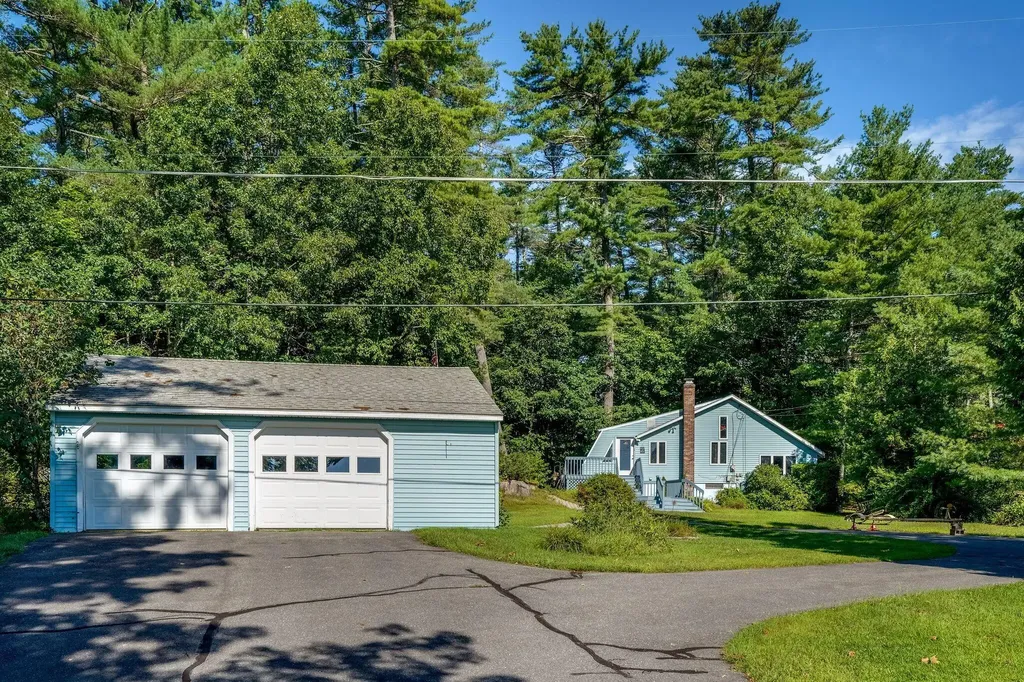 6 Kings Grant Road Raymond ME 04071