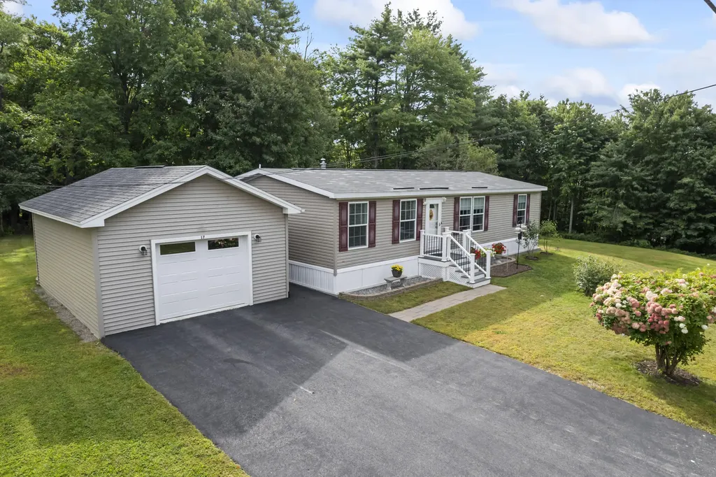 17 Harmony Hill Road Topsham ME 04086