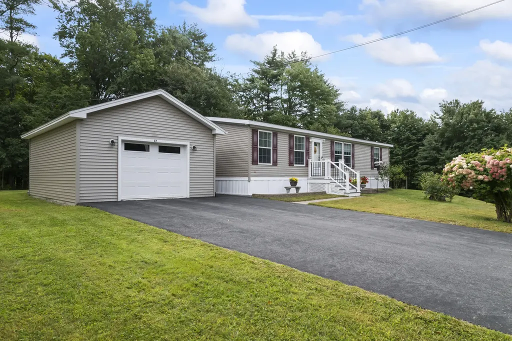 17 Harmony Hill Road Topsham ME 04086