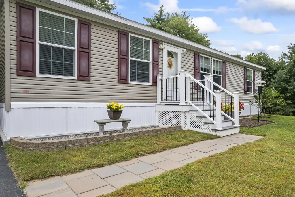 17 Harmony Hill Road Topsham ME 04086