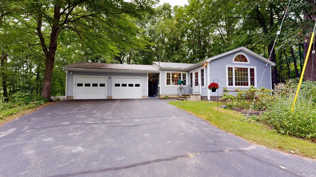 8 Gulf Island Avenue Lewiston ME 04240