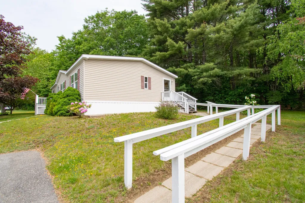 39 Town & Country Drive Lisbon ME 04250