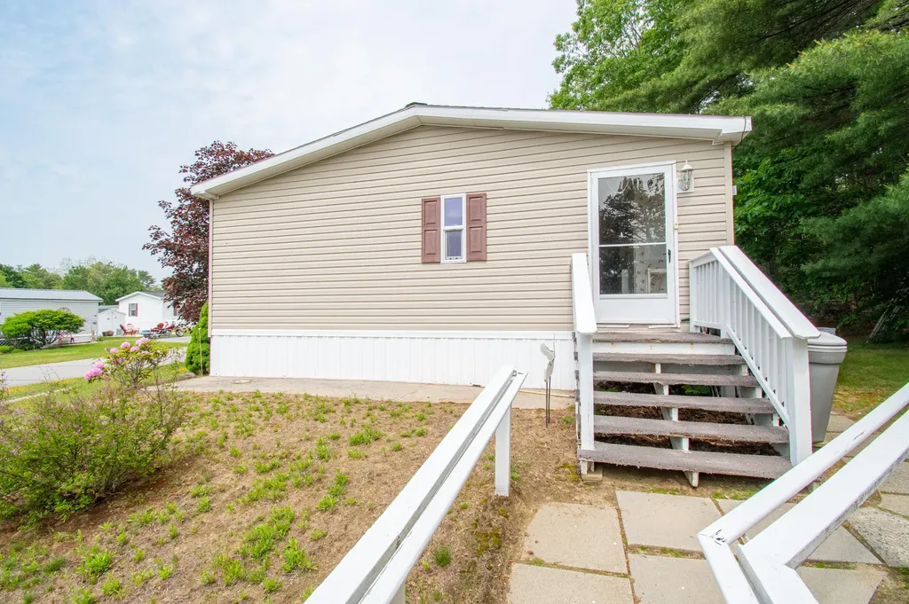 39 Town & Country Drive Lisbon ME 04250