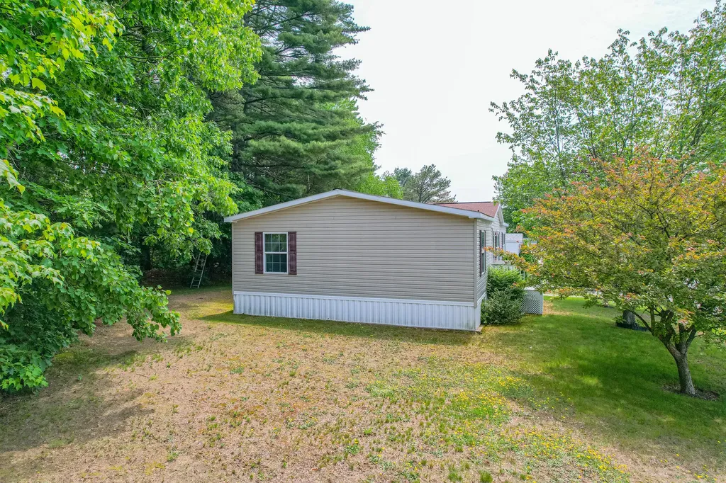 39 Town & Country Drive Lisbon ME 04250