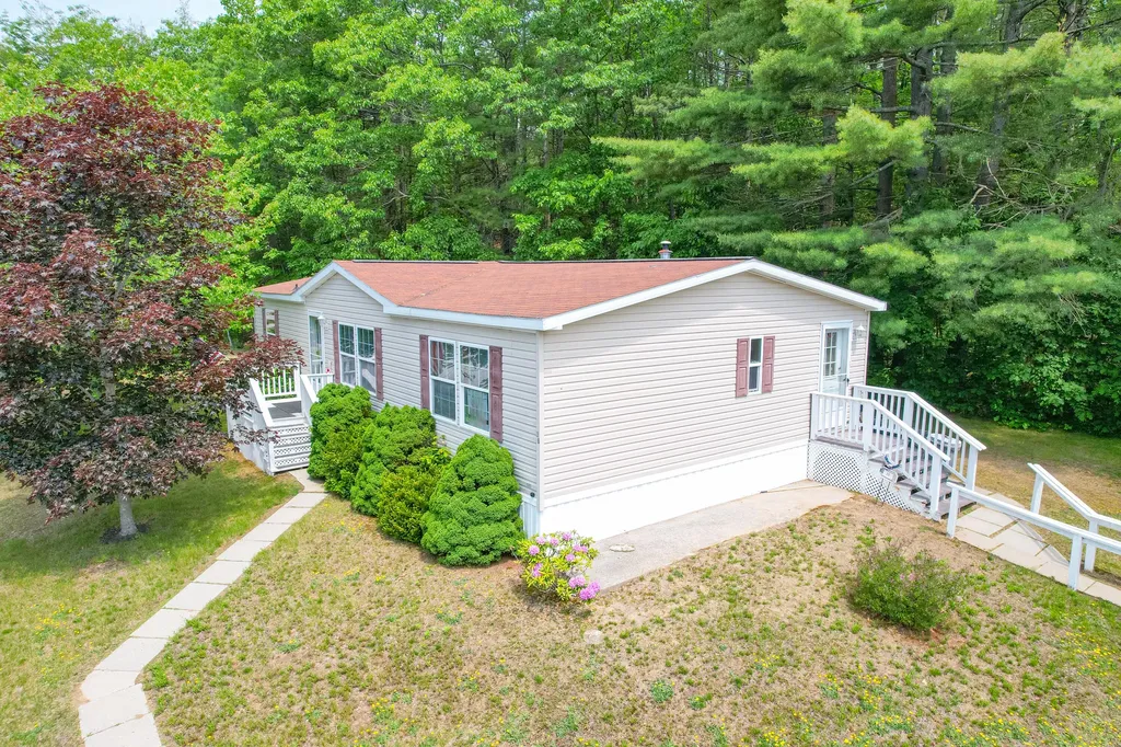 39 Town & Country Drive Lisbon ME 04250