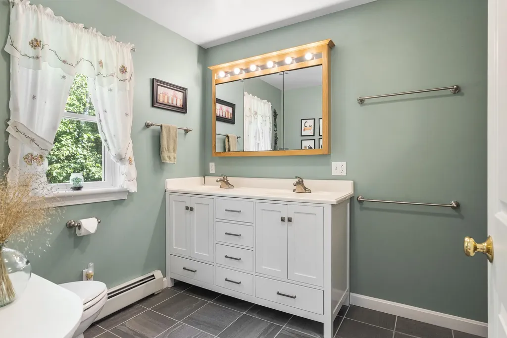 67 Headgate Road Damariscotta ME 04543