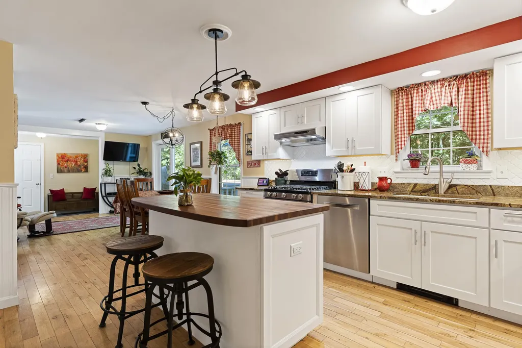67 Headgate Road Damariscotta ME 04543