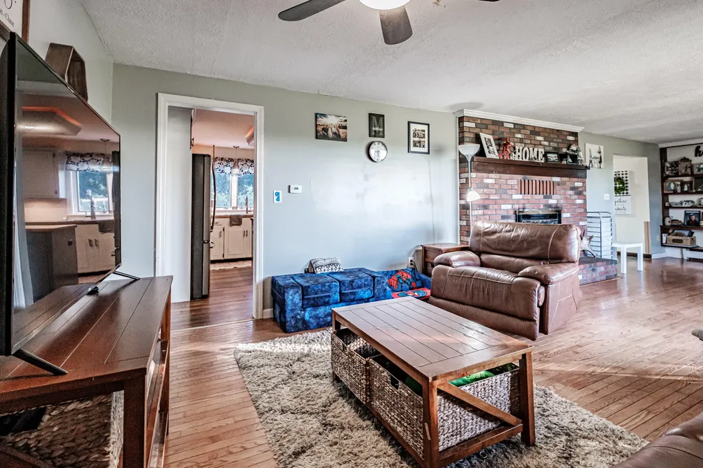 32 Longview Acres Paris ME 04281
