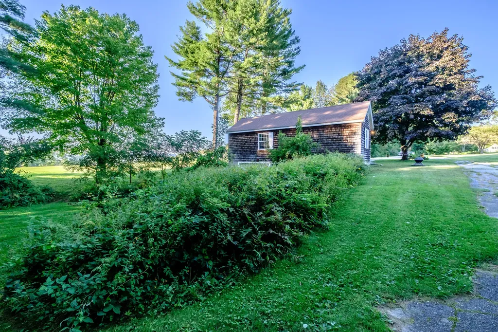 32 Longview Acres Paris ME 04281