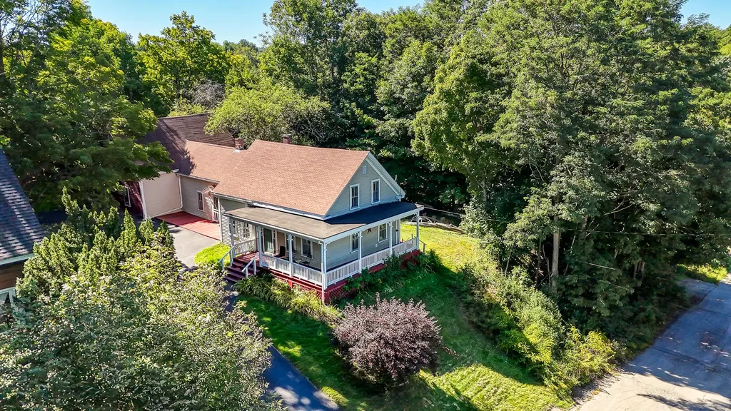 17 Maple Street Gardiner ME 04345